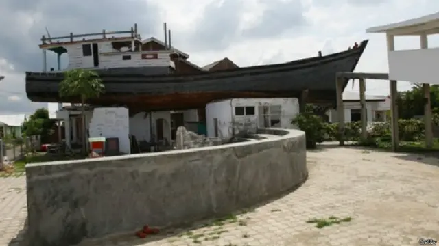 छत पर उतरी नाव बचाई 59 लोगों की जान