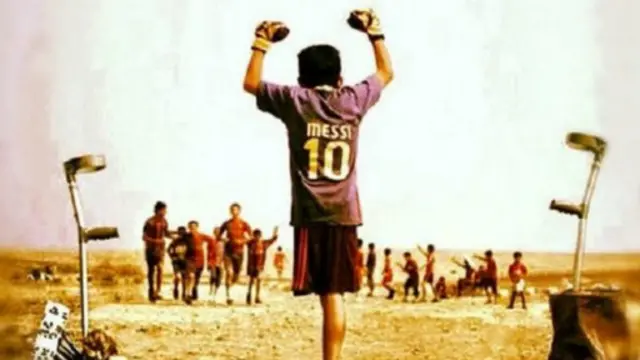 په فلم کې لوبغاړي عراقي ماشوم علي الزیداوي ته، چې د لیونل میسي په څېر کمیس لري، د کار کولو زمینه برابره شوې ده.