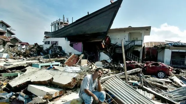 छत पर उतरी नाव बचाई 59 लोगों की जान