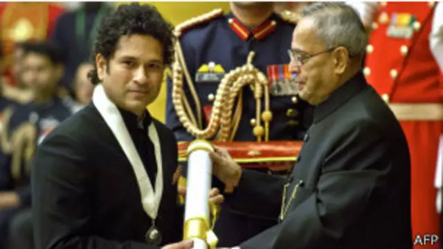 सचिन तेंदुलकर, प्रणब मुखर्जी से भारत रत्न लेते हुए 