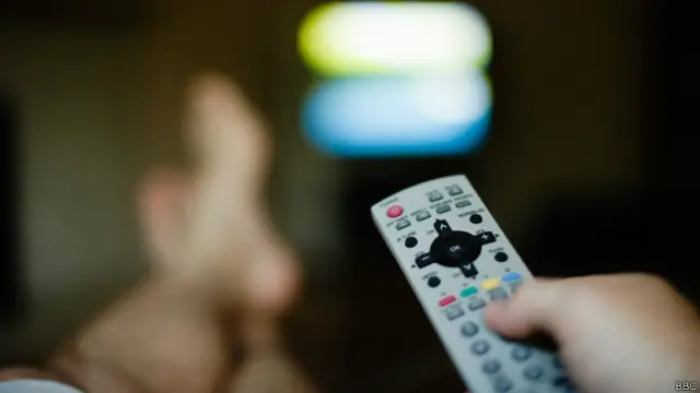 Пульт від телевізора та теплий плед можуть гарно замінити велику компанію