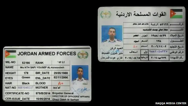 Kartu identitas pilot itu menunjukkan dia adalah pilot angkatan bersenjata Yordania.