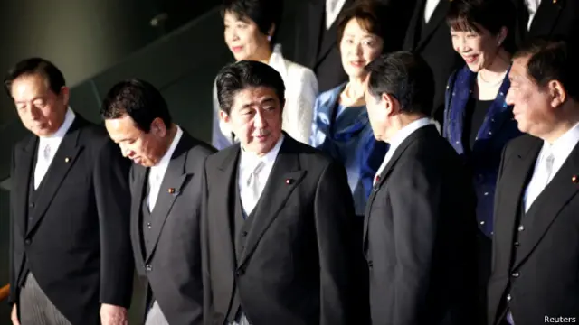 周三新任命的内阁大臣只有防卫大臣中谷元，其他17名阁僚都是安倍第二次政权的延续。