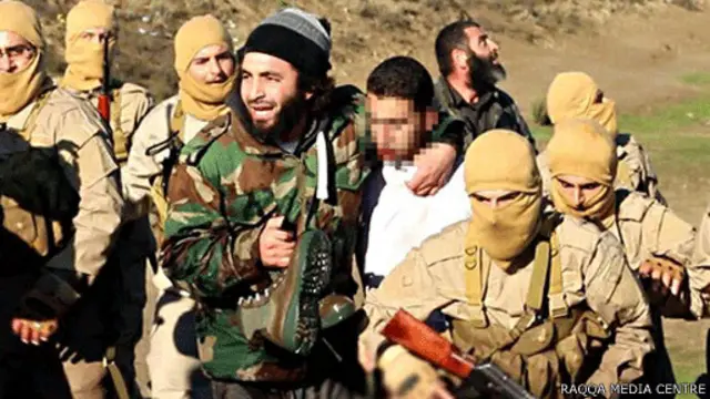 داعش تصاویری از 'خلبان اسیر' (در پیراهن سفید) را هم منتشر کرده است