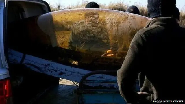 Боевики у обломков самолета