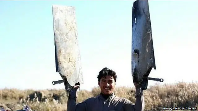 Боевик ИГ с обломками крыльев самолет 