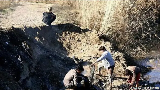 Боевики ИГподбирают обломки