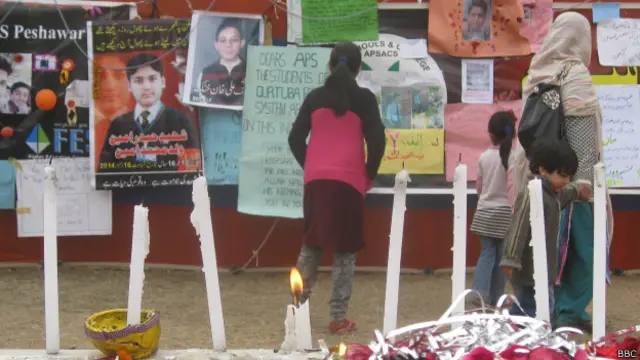 موجودہ حکومت نے گذشتہ برس دسمبر میں پشاور میں آرمی پبلک سکول پر شدت پسندوں کے حملوں کے بعد پارلیمنمٹ میں اکیسویں آئینی ترمیم منظور کروا کر اس کے تحت ملک بھر میں فوجی عدالتیں قائم کیں