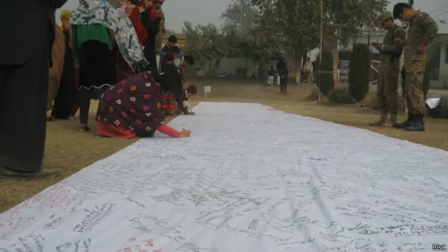 مختلف شعبے سے تعلق رکھنے والے لوگ آرمی پبلک سکول میں ہلاک ہونے والے بچوں کو خراجِ عقیدت پیش کر رہے ہیں