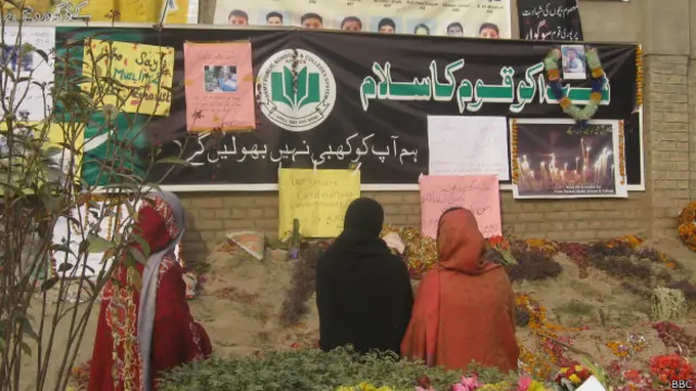 سکول کے باہر موجود مظاہرین نے شدید احتجاج کیا اور ’گو عمران گو‘ کے نعرے لگائے۔