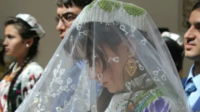 Yalangoch uxlayotgan xotinimni suratga oldim Mushuk korsatadigan filmlar