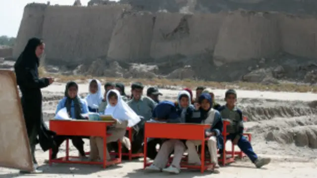 آپاراتنمایی از فیلم 'مشق بم'