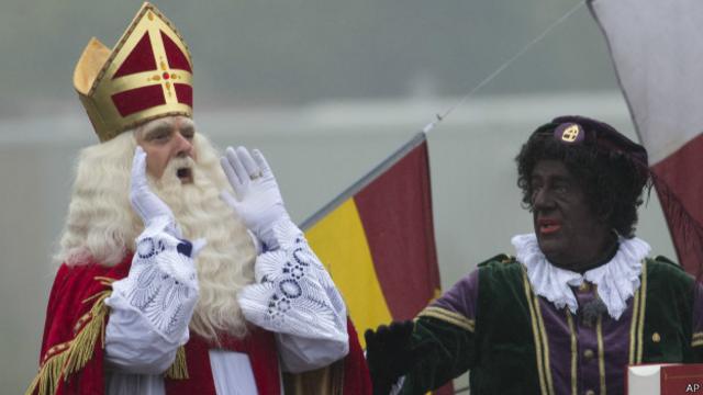 En los países bajos, a San Nicolás le ayuda Zwarte Piet. 