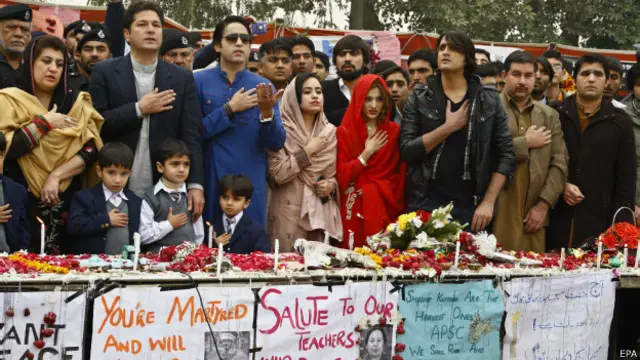 سانحہ آرمی پبلک سکول کو تین ہفتے ہو گئے ہیں لیکن ملک میں بدستور ہر فورم پر عسکریت پسندوں کے خلاف فیصلہ کن کارروائیوں کے مطالبے پر زور دیا جا رہا ہے