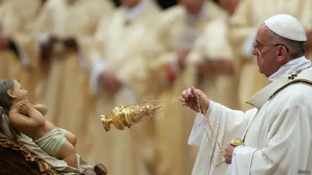 Paus Franciskus memimpin misa Malam Natal Gereja St Peter Basilika