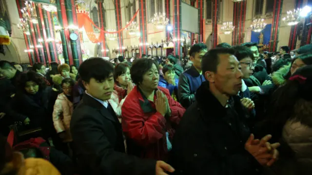 Warga Cina Katolik tengah mengikuti acara Natal di sebuah gereja di Beijing.