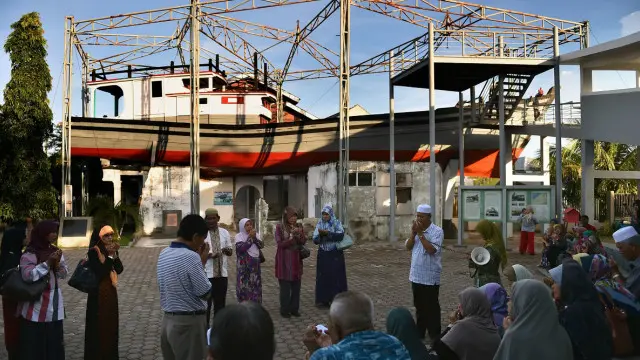 Kapal yang tersapu gelombang tsunami 2004 banyak dikunjungi wisatawan