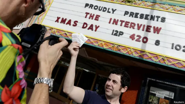 The Interview ditayangkan di lebih dari 300 bioskop di Amerika Serikat pada hari Natal.