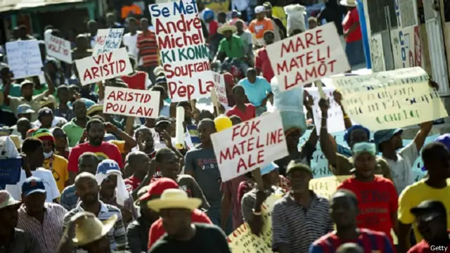 رفع المتظاهرون في هايتي لافتات تندد بالحكومة وتنتقد انخفاض مستويات المعيشة