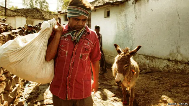 راج پال یادو نے بھارتندو اکیڈمی آف ڈرامٹک آرٹس سے تعلیم حاصل کی ہے