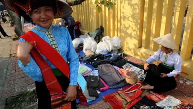 Khăn piêu thường được người Thái dùng để đội trên đầu