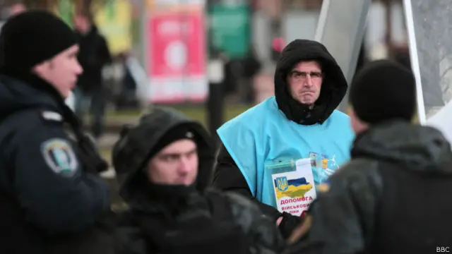 Люди зі скриньками