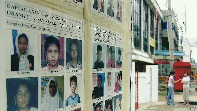 Pengumuman tentang anak-anak yang kehilangan orang tua terlihat di sudut-sudut Banda Aceh sampai setahun setelah peristiwa.