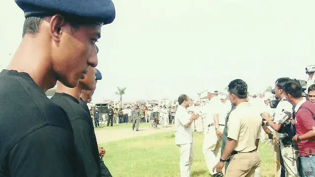 Perlucutan senjata milik GAM setelah kesekapatan damai Helsinki mewarnai kehidupan Aceh di masa selanjutnya.