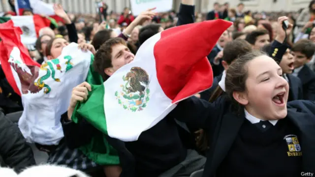 Паломники и туристы на площади Святого Петра