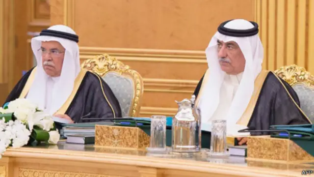 وزیران دارایی (راست) و نفت سعودی در جلسه ابلاغ فرمان اجرایی بودجه سال مالی آینده