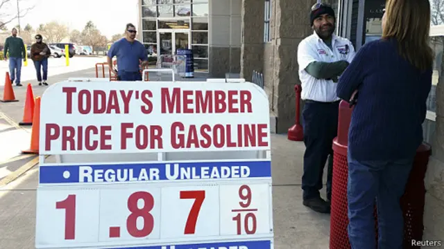 سقوط بهای نفت خام به معنی برداشت از ذخایر ارزی دولت در سال اینده است