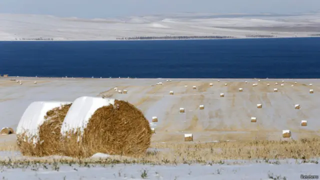 В полях России уже настоящая зима и холодно, а на прилавках магазинов - наоборот, жарко от цен 