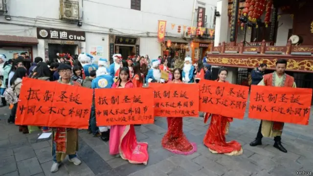 在湖南，一些学生昨日身着汉服来到长沙太平街的圣诞活动现场，手举“抵制圣诞节”等标语，呼吁市民“回归中国传统节日，理性过节”。