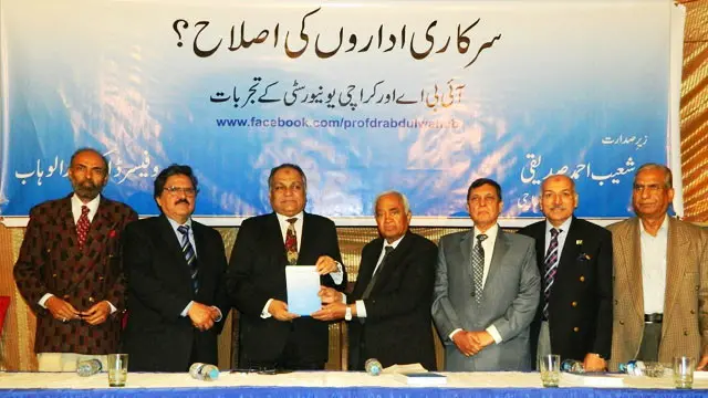 تقریب اجرا میں مصنف ڈاکٹر عبدالوہاب، کمشنر کراچی شعیب صدیقی، ڈاکٹر ظفر اقبال، بریگیڈیئر مظفر حسن، عبدالقدیر خانزادہ، دوست محمد فیضی اور تقریب ناظم عبدالجبار خان