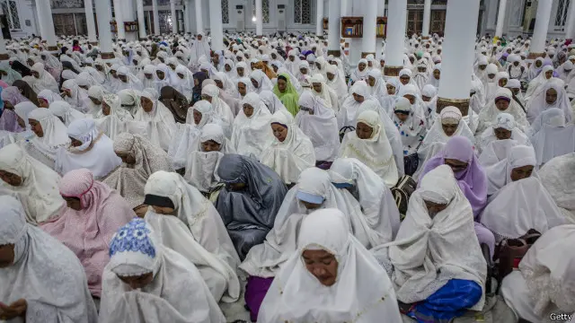 دغه جومات په ۱۹ پېړۍ کې جوړ شوی او د ښار له یوازې څو ودانیو یو دی، چې په څونامي توپان کې روغ رمټ پاتې شوی و