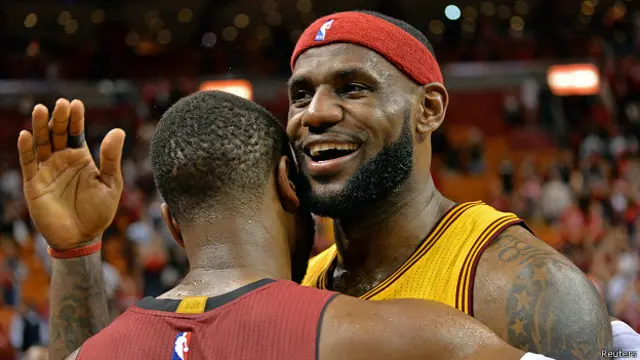 لابرون جیمز چار بار این بی اے کے سب سے قیمتی کھلاڑی رہ چکے ہیں اور دوبار اولمپکس میں طلاعی تمغہ حاصل کر چکے ہیں