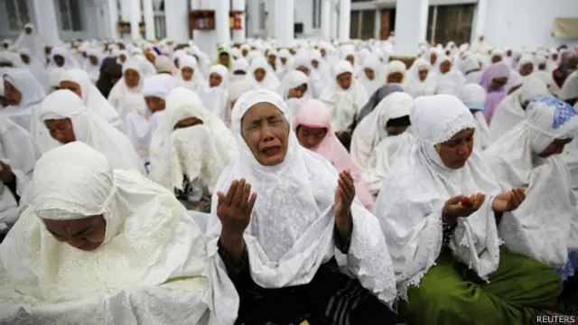 باندا آچے میں ہزاروں افراد شہر کی بڑی مسجد میں جمع ہوئے اور ہلاک شدگان کے لیے دعائے مغفرت کی