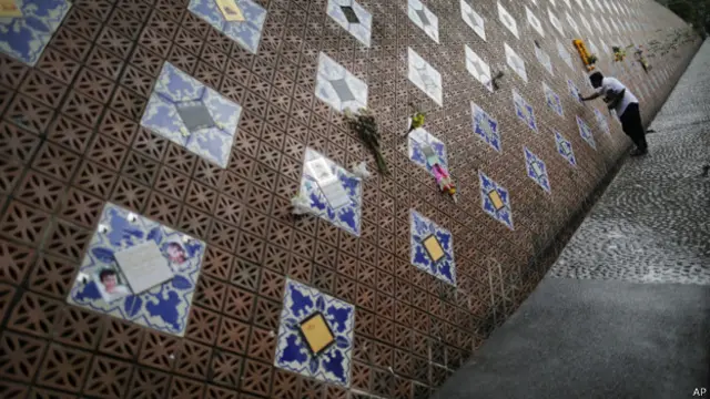 泰国攀牙府达古巴县咸水村一名男士在亚洲海啸纪念碑吊唁(26/12/2014)