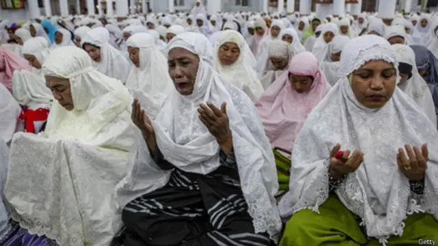 Hàng nghìn người đã tụ tập tại nhà nguyện Grand Mosque ở tỉnh Aceh 