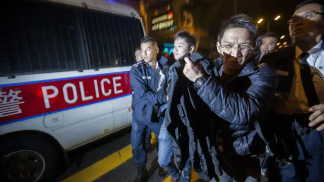 Polisi Hong Kong menangkap pimpinan unjuk rasa di kawasan Mong Kok, Rabu (24/12).