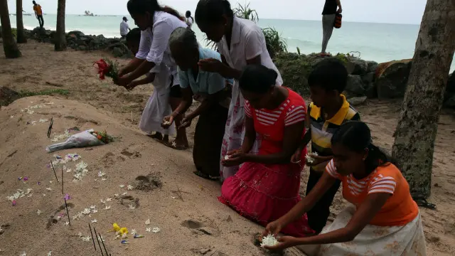 د اندونیزيا اچې ایالت کې، چې دغه توپان کې تر ټولو ډېره ځپله شوې سیمه وه، په یوه لویه هدیره کې مرستیال ولسمشر جوزیف کالا د یادګاري مراسیمو مشري کوي