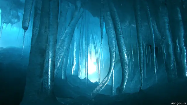 Льодова печера поблизу станції