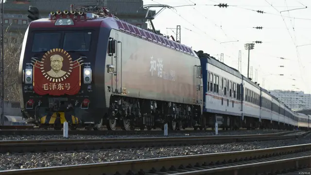 新“毛泽东号”机车牵引T1次列车从北京站发车(新华社图片26/12/2014)