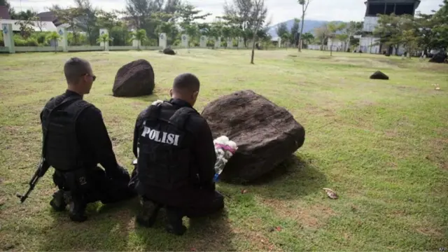 في باندا آتشيه الإندونيسية صلوات في المقبرة الجماعية التي تضم العديد من الضحايا.