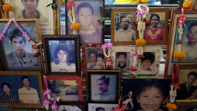 علقت صور الكثير من ضحايا موجات المد على الجدران.