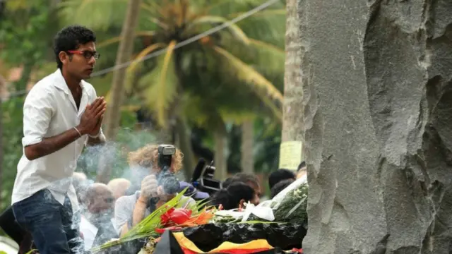 توجه الناجون من الكارثة إلى النصب التذكاري الخاص في بيراليا، لتذكر الضحايا الذين فقدوا على متن قطار "أوشين رويال اكسبريس".