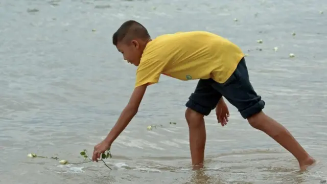 قام بعض أهالي ضحايا الكارثة بنثر الزهور البيضاء في البحر إحياء لذكرى ذويهم ممن قضوا في تلك الكارثة المروعة عام 2004