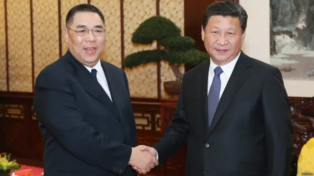 习近平（右）在中南海接见崔世安（左）（新华社图片26/12/2014）