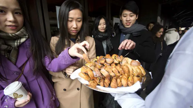 细心的店主还为排队者提供早点。