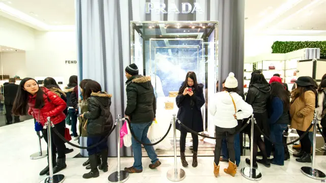 与往年一样，许多海外购物者都瞄准了平时价格‘昂贵的名牌商品。